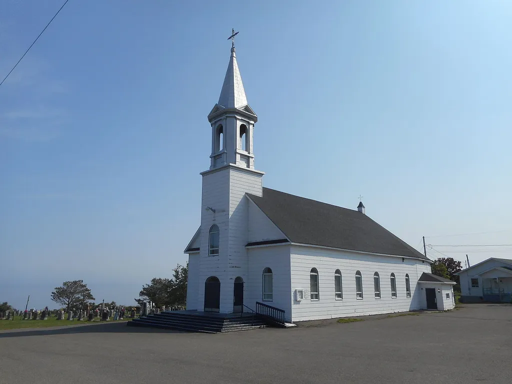 Église Les-Saints-Sept-Frères, située à proximité du presbytère (173, rue Monseigneur-Ross), Grosses-Roches patrimoine-culturel.gouv.qc.ca dioceserimouski.com