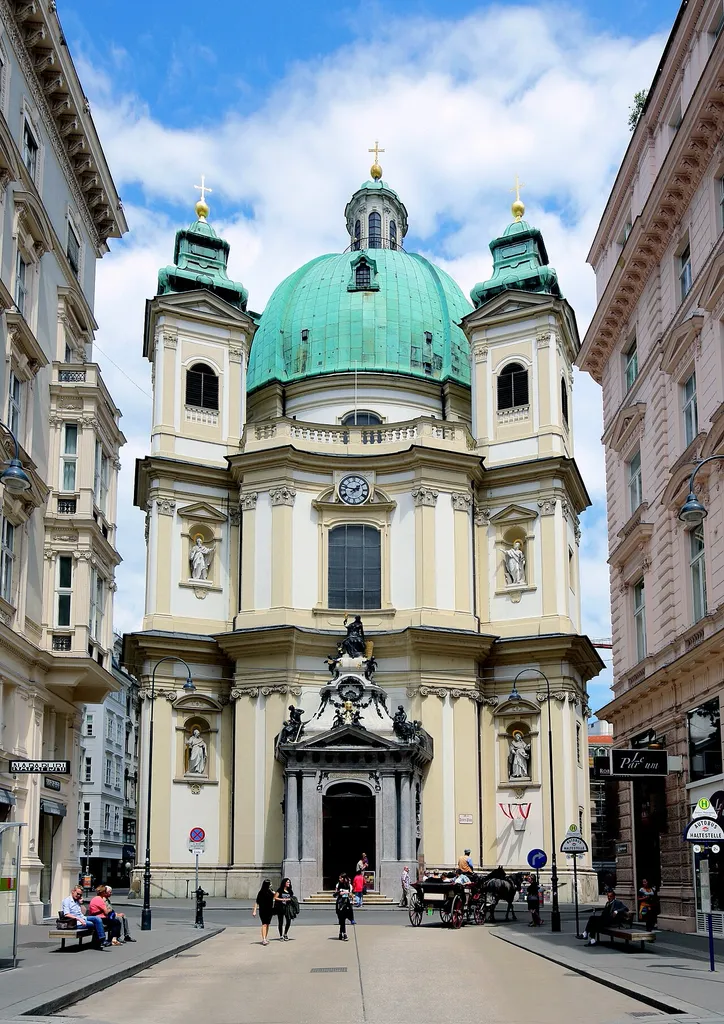 Die Hauptfassade bzw. Südwestansicht der Peterskirche im 1. Wiener Gemeindebezirk Innere Stadt. Der erste Kuppelbau des barocken Wien wurde ab 1701/02 errichtet. Die Planung und der Baubeginn (Fundamente) erfolgte unter Gabriele Montani. Nachdem dieser als Festungsarchitekt nach Madrid zog, setzte ab 1703 sehr wahrscheinlich Johann Lucas von Hildebrandt den Bau nach veränderten Plänen fort.