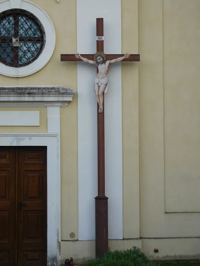 Praha - Koloděje, kříž před kostelem Povýšení svatého Kříže