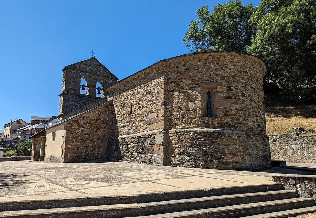 Iglesia de San Julián, Robles de Laciana (León, España).