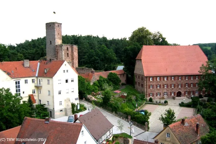 Blick vom Kirchturm der Katholischen Kirche St. Johannes auf die Hilpoltsteiner Burg, das Haus des Gastes (ehem. Getreidespeicher) und das ehem. Krankenhaus.