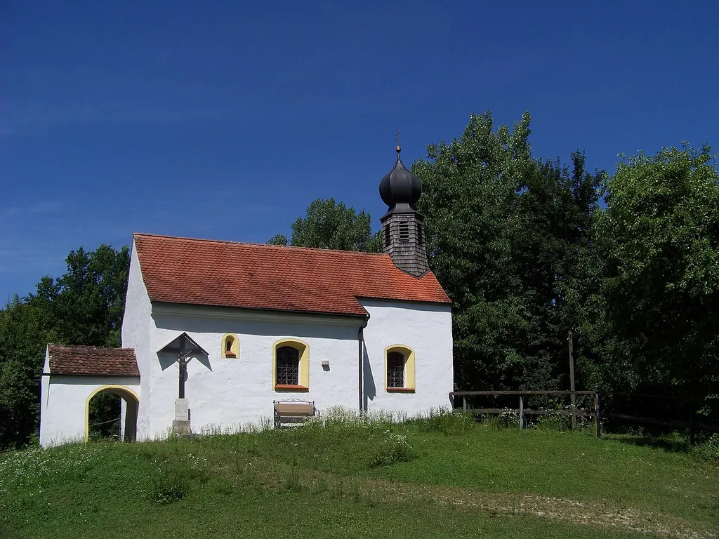 Mamming, Seemannskirchen 3. Katholische Filialkirche St. Laurentius. Spätromanischer Saalbau mit Dachreiter und geradem Chorschluss aus dem 13. Jahrhundert. 1734 verändert; mit Ausstattung; auf Burgstall-Gelände gelegen.