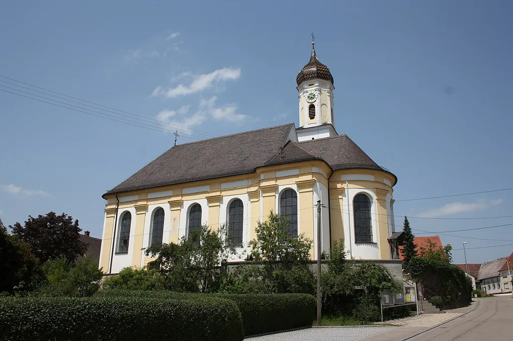 Katholische Pfarrkirche St. Martin in Deubach, einem Stadtteil von Ichenhausen im Landkreis Günzburg (Bayern), 1739/40 von Johann Martin Kraemer errichtet