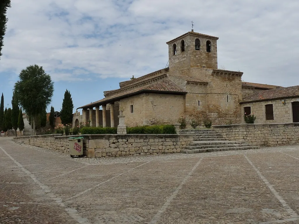 Vista de la Iglesis de Santa Maria de Wamba desde la plaza que grande de Wamba, provincia de Valladolid