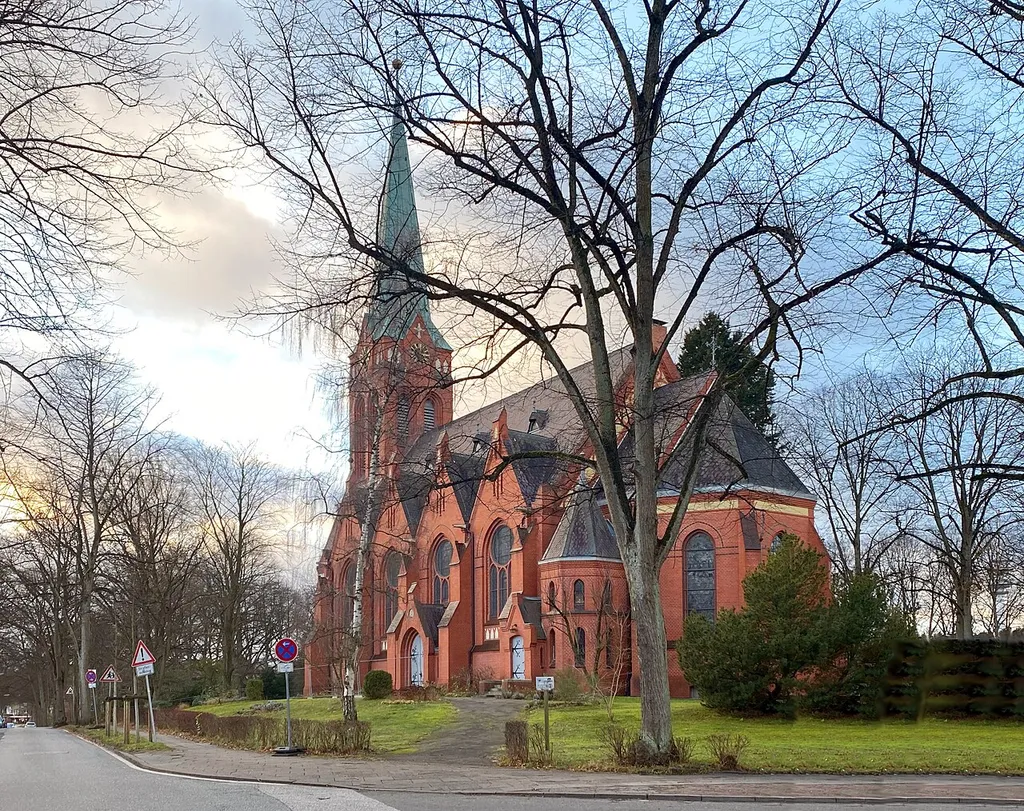 Erlöserkirche in Hamburg-Lohbrügge, Nordostseite. Links die Lohbrügger Kirchstraße. Rechts stand ein weißer, hässlicher Lieferwagen, den ich im Interesse einer ausgewogenen Bildkomposition abgedeckt habe.