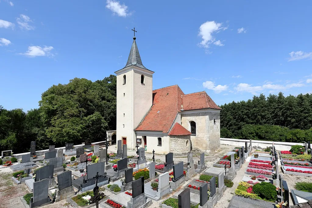 Südostansicht der röm.-kath. Pfarrkirche hl. Ägyd in Grafensulz, ein Ortsteil der niederösterreichischen Marktgemeinde Ladendorf.Die vom Friedhof umgebene und in erhöhter Lage südöstlich des Ortes errichtete Kirche ist eine spätromanische Saalkirche mit eingezogenem Chorquadrat, die zur Barockzeit verändert wurde. Südseitig des Chores ist die Apsis des ehemaligen romanischen Karners aus dem 12. Jahrhundert angebaut, die später durch einen Sakristeizubau mit der östlichen Turmwand verbunden wurde.
