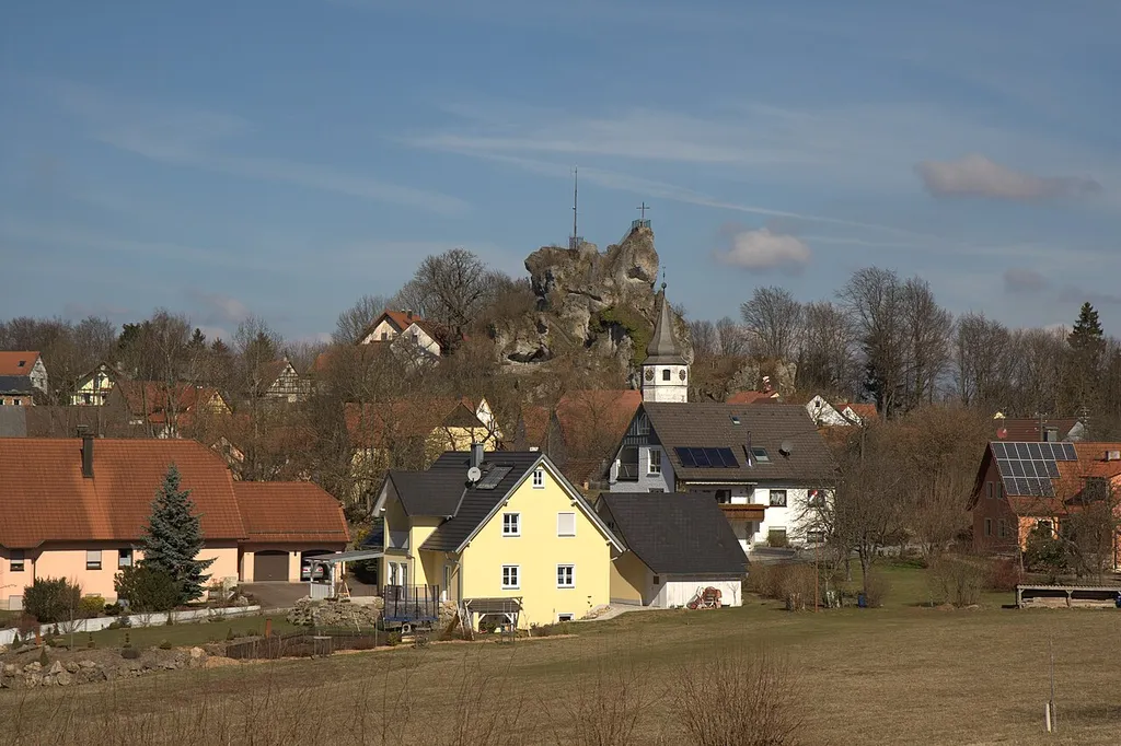 Burgstall Wichsenstein - Ansicht des Burgfelsens über dem Dorf aus südlicher Richtung