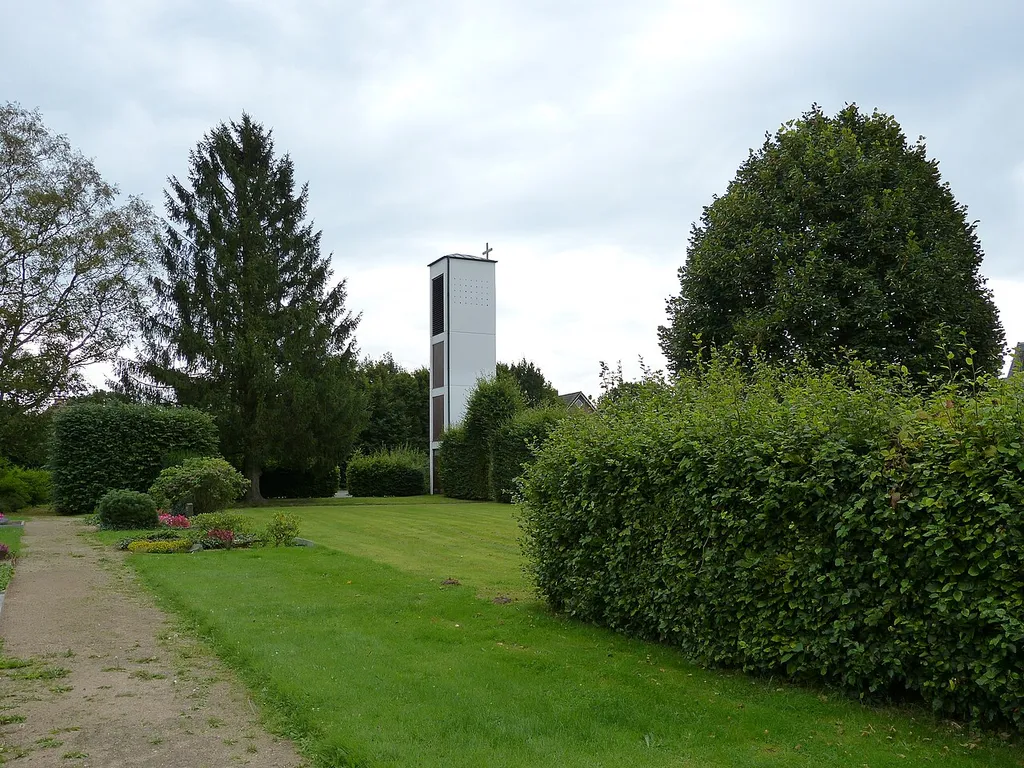 Der Glockenturm der Apostel-Johannes-Kirche in Oering ist ein Kulturdenkmal.