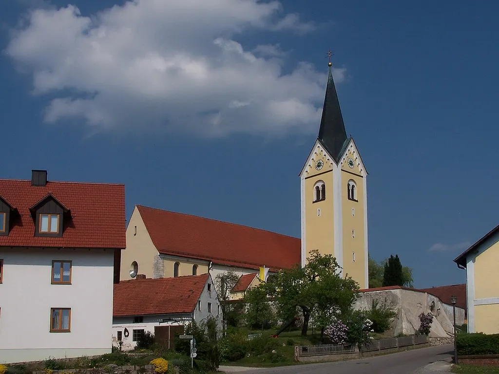 Hausen, Herrnwahlthann, Dorfstraße 14. Katholische Pfarrkirche St. Andreas. Saalkirche mit Satteldach und eingezogenem, fünfseitig geschlossenem Chor, Langhaus Ende 12. Jahrhundert, 1938 um zwei Achsen verlängert, Chor mit Netzgewölbe, spätgotisch, 2. Hälfte 15. Jahrhundert, Chorflankenturm, 15. Jahrhundert, mit neuromanischem Abschluss und Spitzhelm, 20. Jahrhundert; mit Ausstattung; Seelenkapelle, rechteckiger Walmdachbau mit Natursteingliederungen und segmentbogigem Tor, wohl 1938; Kirchhofeinfriedung, mit Rundbogentor und mächtigen Strebepfeilern nach Süden und Westen, 17./18. Jahrhundert.