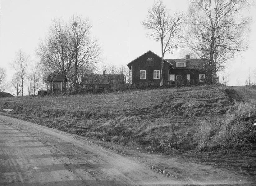 Notera Av dokumentationsskäl har originalbeskrivningen från Riksantikvarieämbetet behållits. Tillrättalägganden och alternativa beskrivningar bör införas separat från nedanstående information.Felaktigheter kan även anmälas till denna sida.Gamla kyrkogården, vid fototillfället och fram till 1972 skolgård. Kategori: (01) Exteriörer