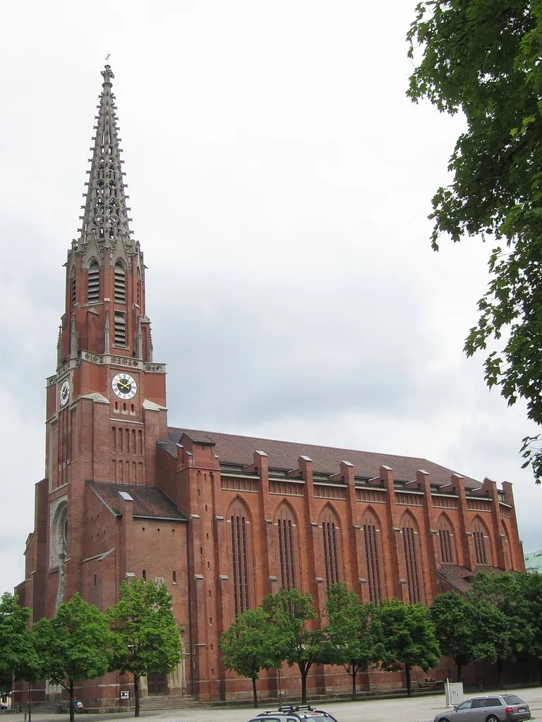 Mariahilfplatz 42; Kath. Pfarrkirche Mariahilf in der Au, frühes Werk der Neugotik, mit hohem Turm, 1831–39 von Joseph Daniel Ohlmüller; Inneres nach Kriegsschäden neugestaltet; freistehend in Platzmitte. This is a picture of the Bavarian Baudenkmal (cultural heritage monument) with the ID D-1-62-000-4229 (Wikidata)