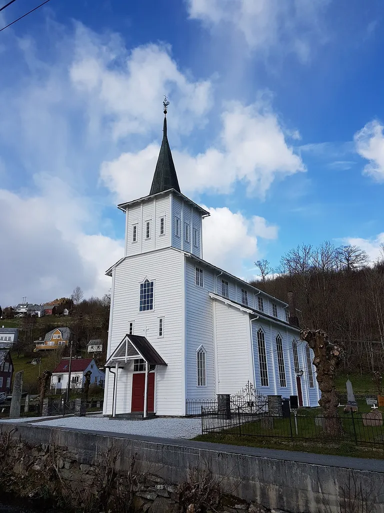 Strandvik kirke. Foto: Roger Grimelid. Fra Riksantikvarens Kulturminnesøk.