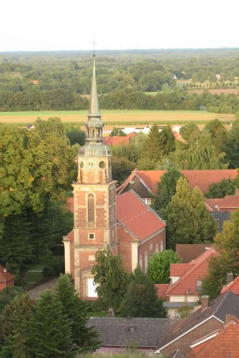 Die Luther-Kirche wurde 1839 als Saalkirche – zunächst nur mit Dachreiter versehen – erbaut. 1896 erfolgte der Turmbau.
