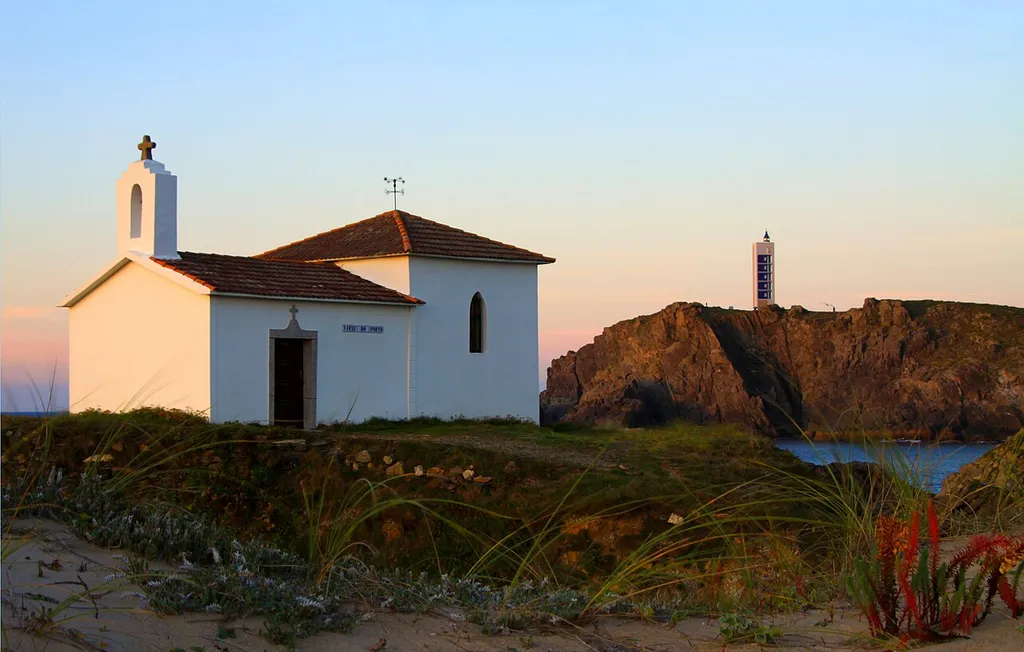 Capela da Virxe do Porto, Meirás, Valdoviño, Galiza. Esta pequeña iglesia se sitúa en lo alto de un islote rodeado de acantilados, en la parroquia de Meirás, y a ella únicamente se puede acceder en bajamar.