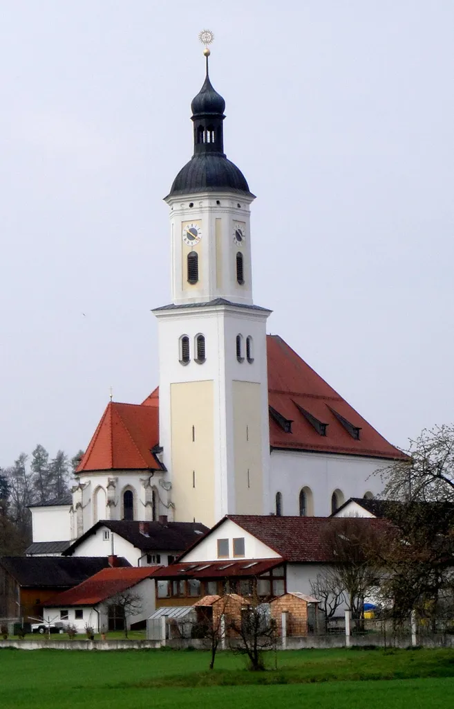 Blick aus nordöstlicher Richtung auf die Wallfahrtskirche St. Salvator in Bettbrunn (bei Kösching).
