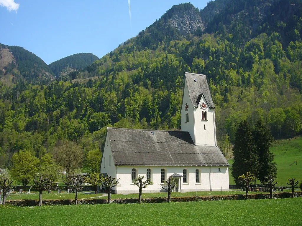 Kirche Betschwanden im Besten Licht, es ist doch nicht immer Schatten dort, wie man auf Commons hätte meinen können.