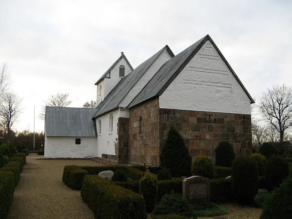 Vester Nebel Kirke, Vester Nebel sogn, Esbjerg kommune (former: Skads Herred, Ribe Amt). Kirken set fra sydøst