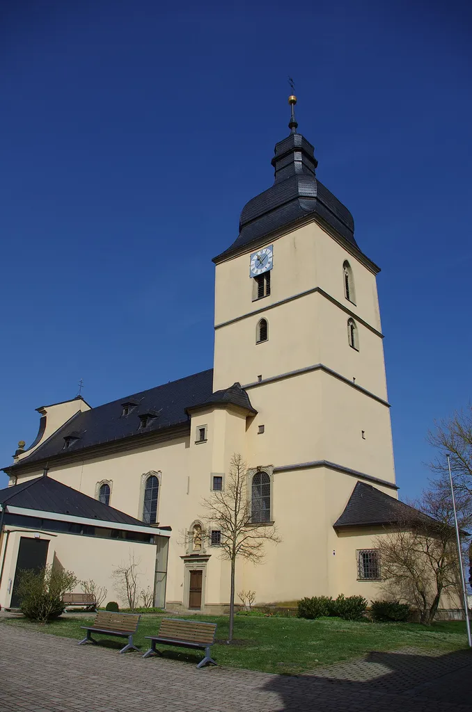 This is a picture of the Bavarian Baudenkmal (cultural heritage monument) with the ID D-6-78-150-38 (Wikidata) Pfarrkirche St. Jakobus, Pfarrgasse 1, Herlheim, Gemeinde Kolizheim, Unterfranken, Deutschland