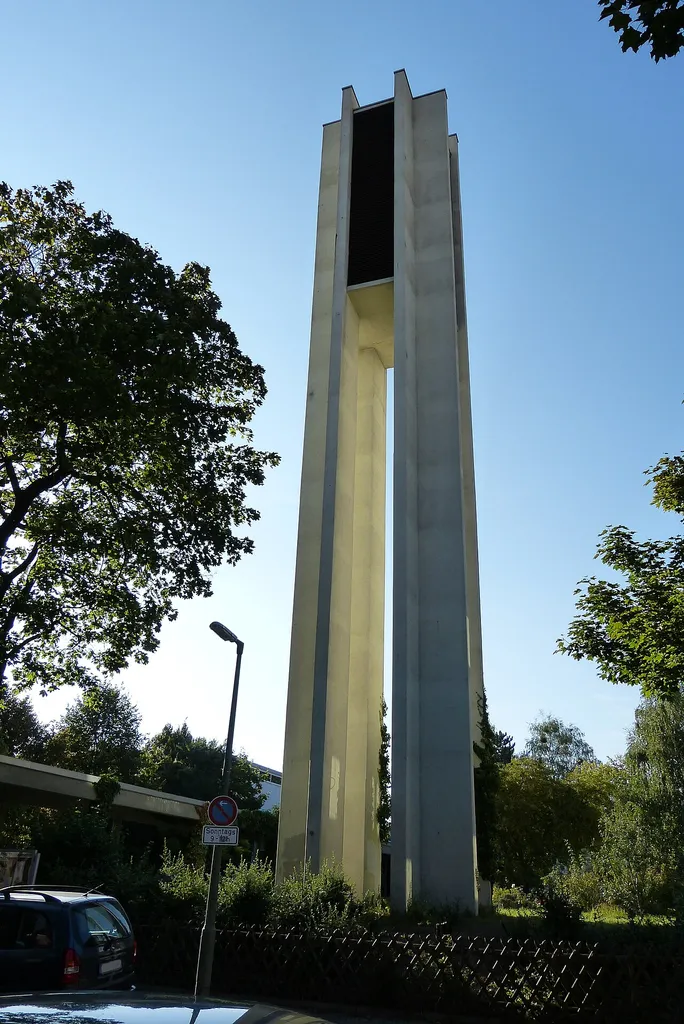 Berlin-Steglitz, Gritznerstr. 18/20, Treitschkestr. 31/33: Ev. Patmos-Kirche (Glockenturm)