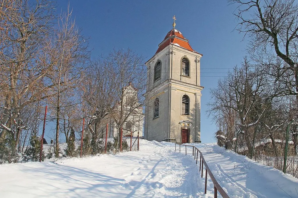 Barokní kostel svatého Václava se zvonicí ve Vrbčanech. district Kolín