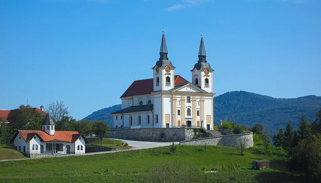 Cerkev sv. Mohorja in Fortunata, Žužemberk Gesla: župnijska cerkev, sv. Mohor in Fortunat Opis: Nad naseljem dominira obnovljena dvostolpna baročna cerkev. Požgana je bila 1944. Originalne baročne opreme nima več. Prenovo cerkve je načrtoval arhitekt F. Kvaternik 1993. Datacija: tretja četrtina 18. stol., 1768, druga četrtina 20. stol., 1944, zadnja četrtina 20. stol., 1993 Avtorji: Franc Kvaternik (arhitekt; 1993), Lovrenc Prager (arhitekt; ok. 1768)