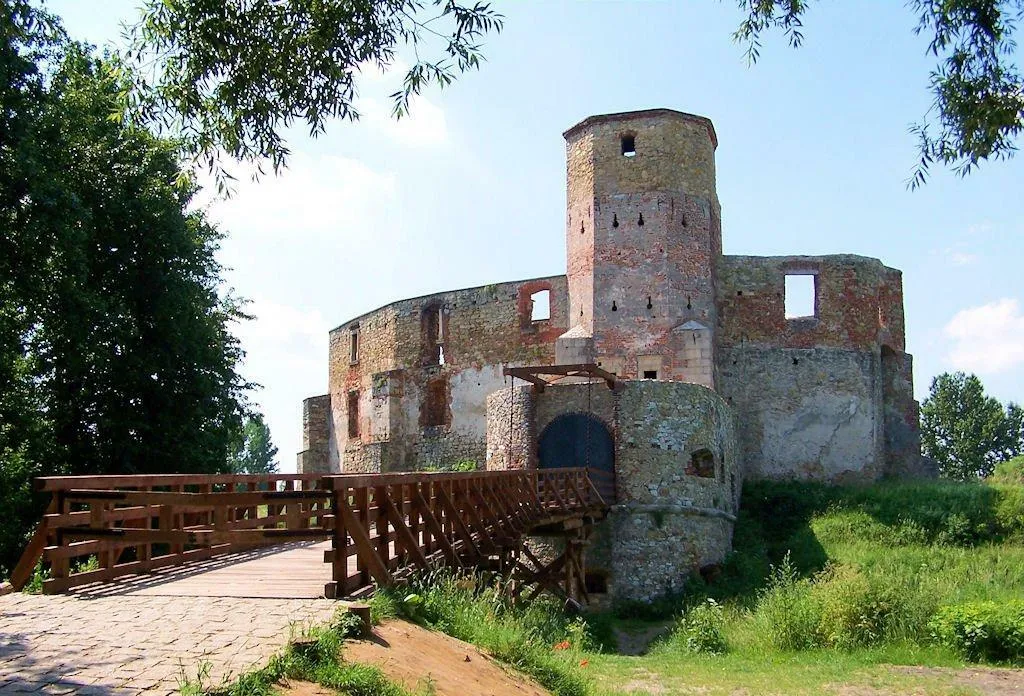 Zamek biskupi w Siewierzu - wejście po renowacji