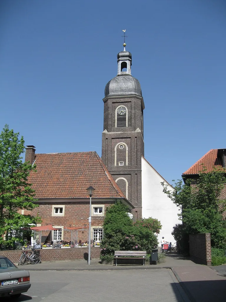 Kreis Coesfeld, Nordkirchen, katholische Kirche St. Mauritius, ab 1715 von Gottfried Laurenz Pictorius als barocke Hallenkirche erbaut, im Vordergrund das Schlaun Café, ursprünglich als Vikarienhaus erbaut
