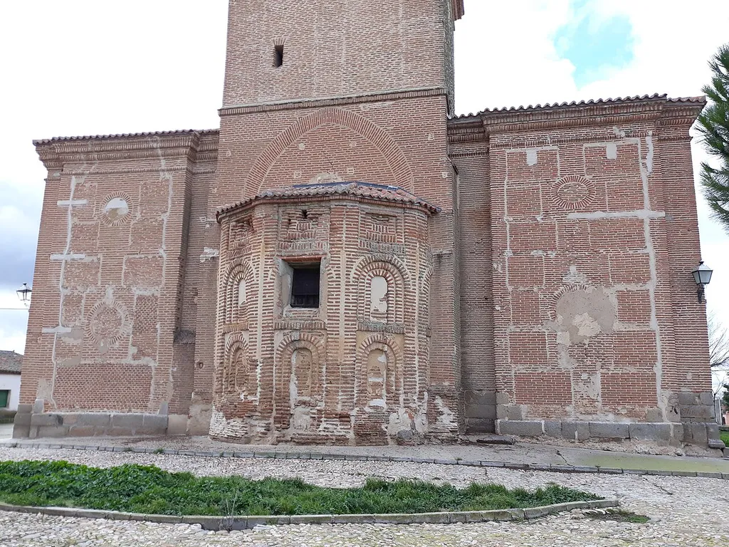 Vista la cabecera de la Iglesia de Nuestra Señora de la Asunción de Cantaracillo
