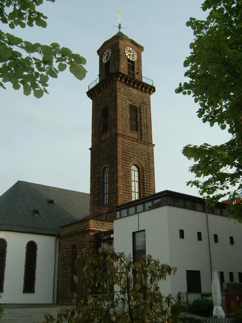 Church St. Jakob, evangelische Kirche in Frankfurt-Bockenheim, Standort:U-Bahnhof Am Kirchplatz