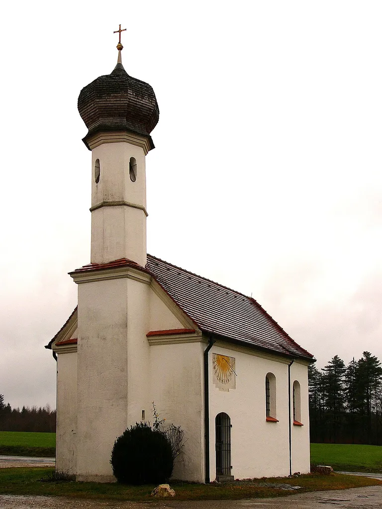 Katholische Filialkirche St. Michael; einschiffig mit eingezogenem, dreiseitig geschlossenem Chor, Westturm mit Oktogon und Zwiebelhaube, 1614 erbaut, 1709/10 durch Georg Glonner barockisiert; mit Ausstattung.