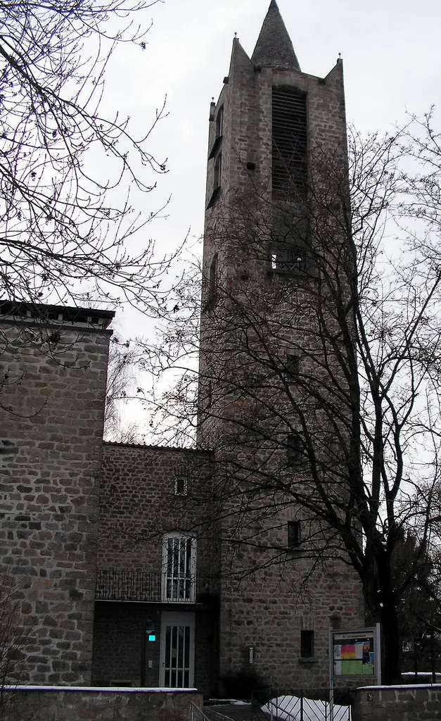 Evang. Erlöserkirche in Dingolfing, 1960, Turm von Norden, mit Wohnungseinbeu zwischen Turm und Kirchenschiff