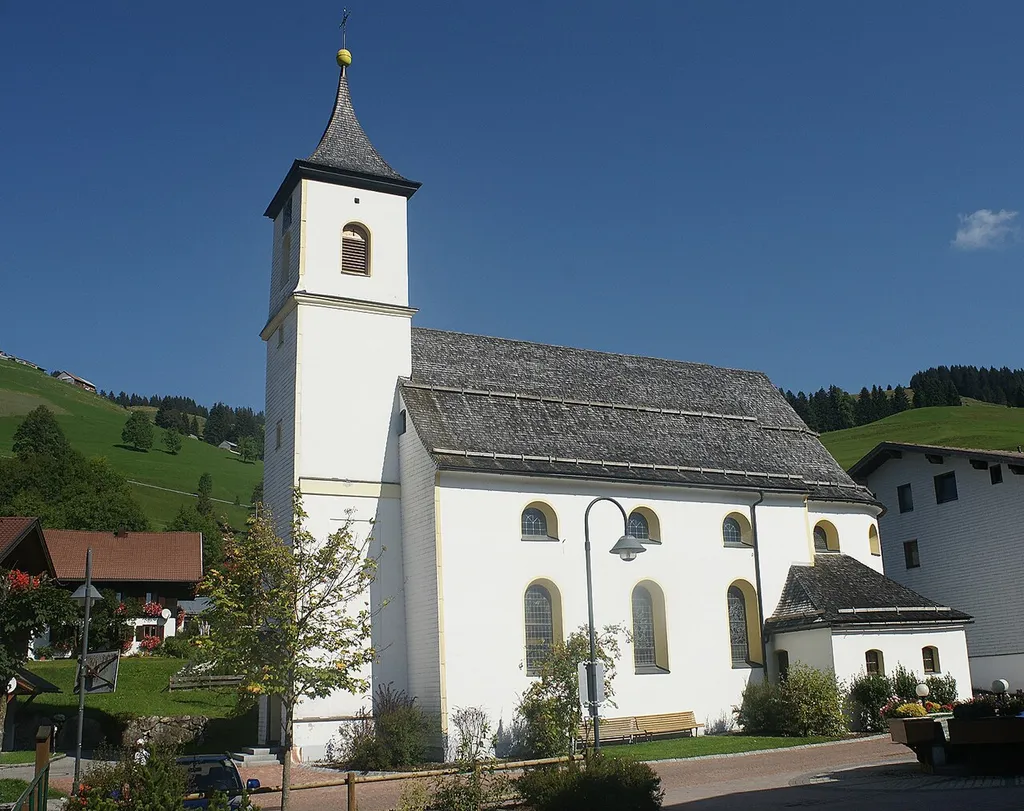 Expositurkirche hl. Josef, Friedhof mit Kriegerdenkmal