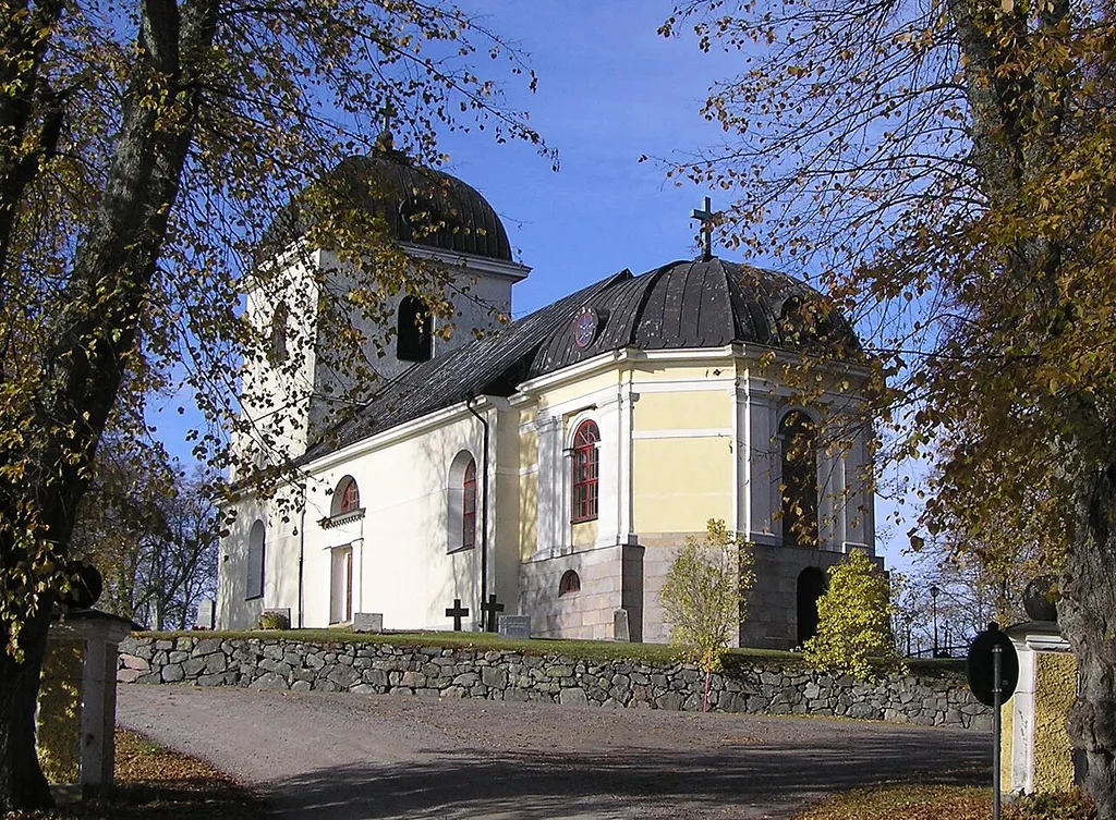 Hyltinge kyrka, Södermanland. Oktober 2007.