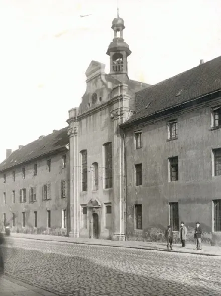 Garnisonskirche Düsseldorf, erbaut 1735 von Ingenieur Carnon, abgebrochen um 1898, außen.jpg