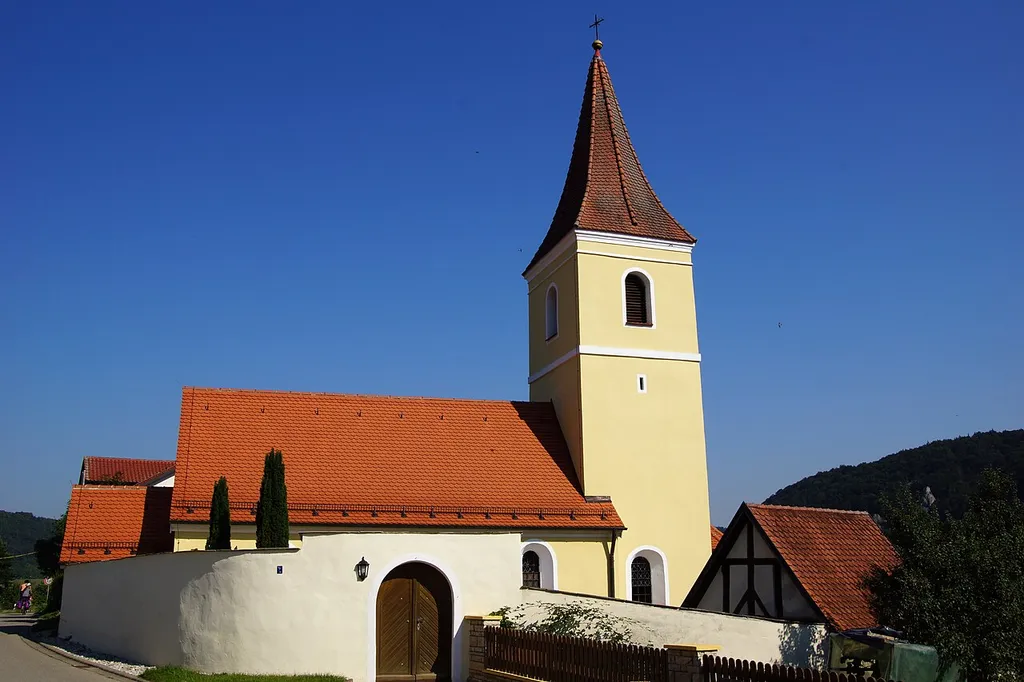 Die katholische Filialkirche Sankt Briccius in Ilbling bei Kinding im Altmühltal: