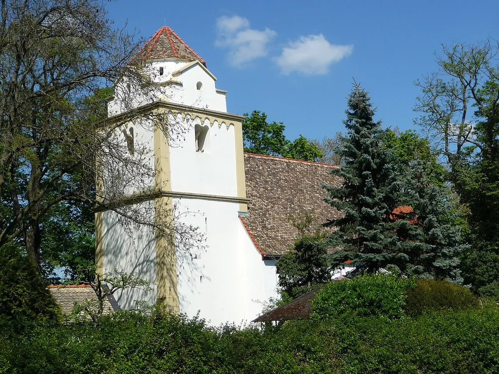 Die evangelische Kirche St. Bonifatius liegt am Rande von Alsheim, Rheinland-Pfalz, in einem Friedhofspark.