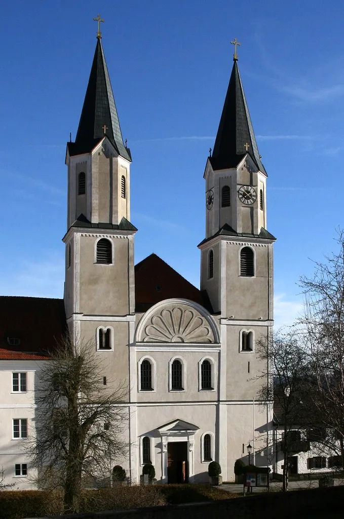 Vorderseite der Klosterkirche Gars am Inn (Landkreis Mühldorf am Inn, Oberbayern). Die Doppelturmfassade besitzt romanische, barocke und historistische Partien, die wechselvolle Geschichte des Klosters nachzeichnend.