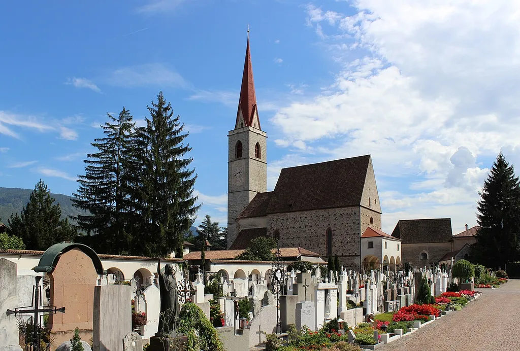 Alte Pfarrkirche Mariä Himmelfahrt mit Friedhof in Lana