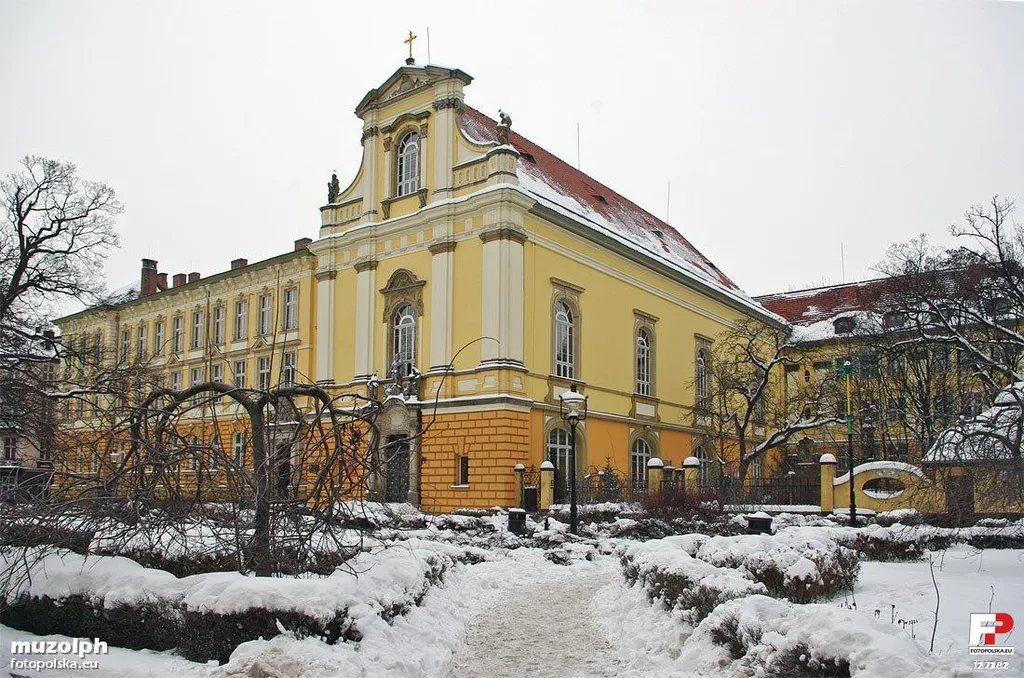 Legnica, Plac Klasztorny 7 - I Liceum Ogólnokształcące im. Tadeusza Kościuszki (dawny kościół klasztorny Benedyktynek p.w. św. Maurycego, obecnie aula i sala gimnastyczna)