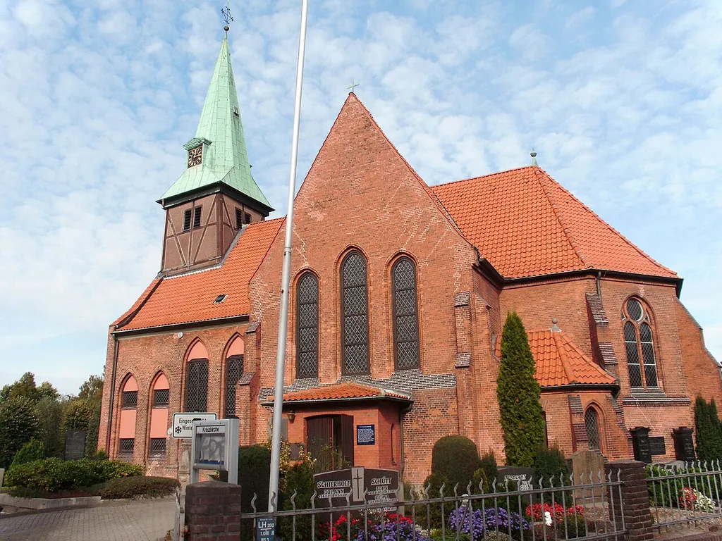 Die Kreuzkirche der evangelisch-lutherischen Kirchengemeinde Kirchdorf in Hamburg-Kirchdorf.