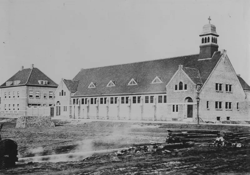 Schaepmanstraat met de Sint Nicolaaskerk aan de Mathenesserdijk.