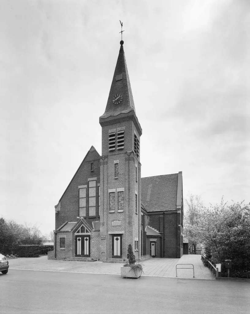 Gereformeerde kerk: Overzicht westgevel met kerktoren (opmerking: Gefotografeerd voor Monumenten In Nederland Friesland, bladzijde 116)