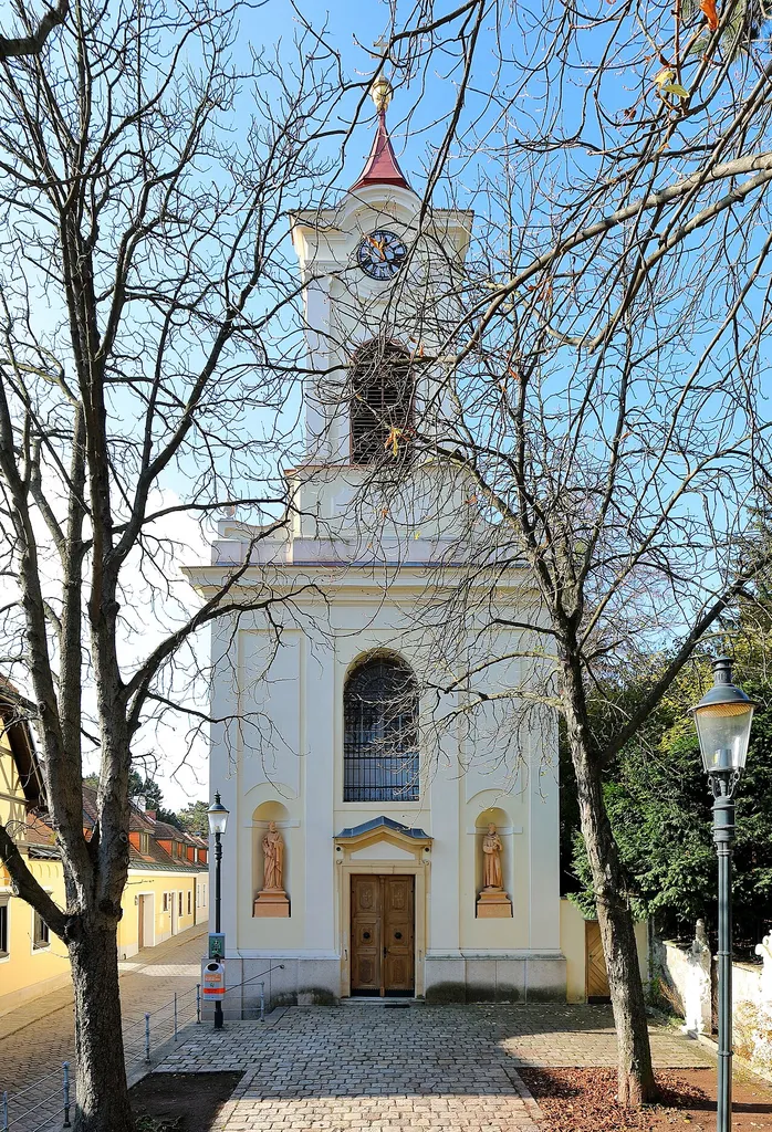 Ostansicht der Ägydiuskirche in Pötzleinsdorf, ein Stadtteil im 18. Wiener Gemeindebezirk Währing.Nachdem der Ort 1750 größtenteils abbrannte, wurde auch die Kirche Opfer der Flammen und 1752 erfolgte ein Neubau an neuer Stelle. Diese spätbarocke, einschiffige Kirche erhielt 1784 den Staus einer Pfarrkirche und verlor ihn wieder am 1. September 1964, als die neue Pötzleinsdorfer Pfarrkirche eingeweiht wurde. Die Statuen in den seitlichen Rundbogennischen der Eingangsfassade stellen den hl. Josef und den hl. Franz von Assisi dar.