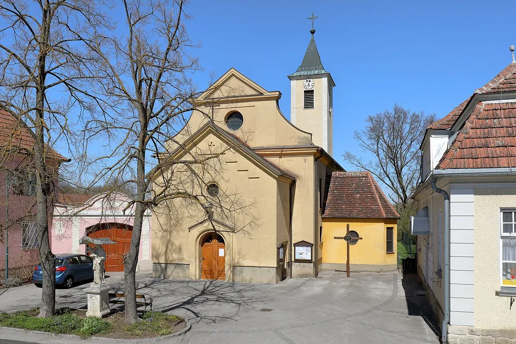 Südansicht der röm.-kath. Pfarrkirche hl. Andreas in Altenwörth, ein Ortsteil der niederösterreichischen Marktgemeinde Kirchberg am Wagram.