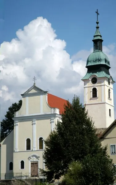 Pfarrkirche zum Hl. Martin in Sitzendorf an der Schmida, Ansicht von Südwesten am frühen Nachmittag