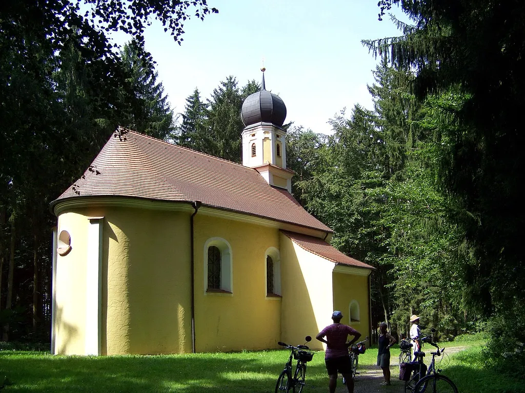 Attenhofen, Seeb. Katholische Wallfahrtskirche St. Simon. Saalkirche mit Satteldach und eingezogenem, halbrund geschlossenem Chor, 1624/1625, mächtiger Giebelreiter mit Zwiebelhaube von 1730, barocker Ausbau 1741-46; mit Ausstattung.