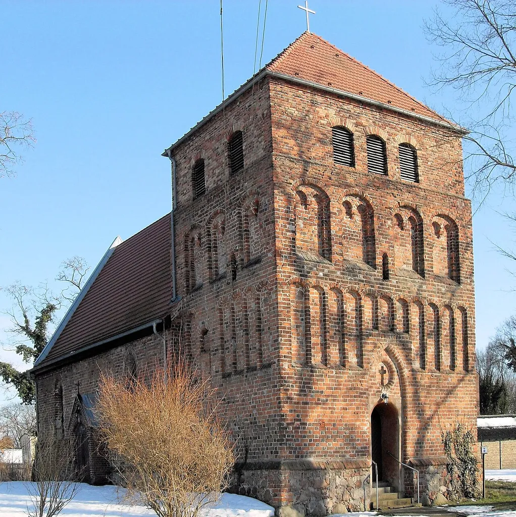 Westseite der Kirche in Sachsendorf, Gemeinde Lindendorf, Deutschland