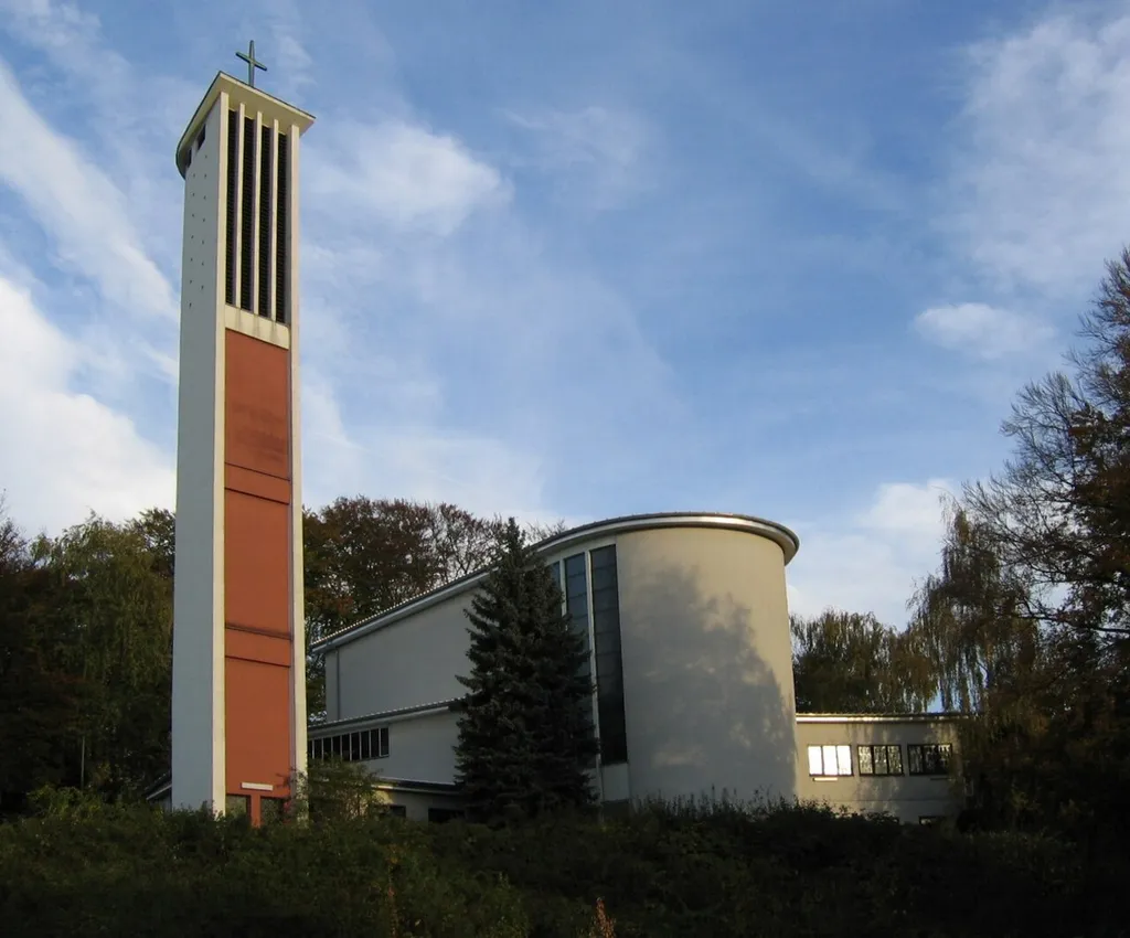 Katholische Kirche "Heilige Dreifaltigkeit" in Iserlohn-Wermingsen, Schulstraße.