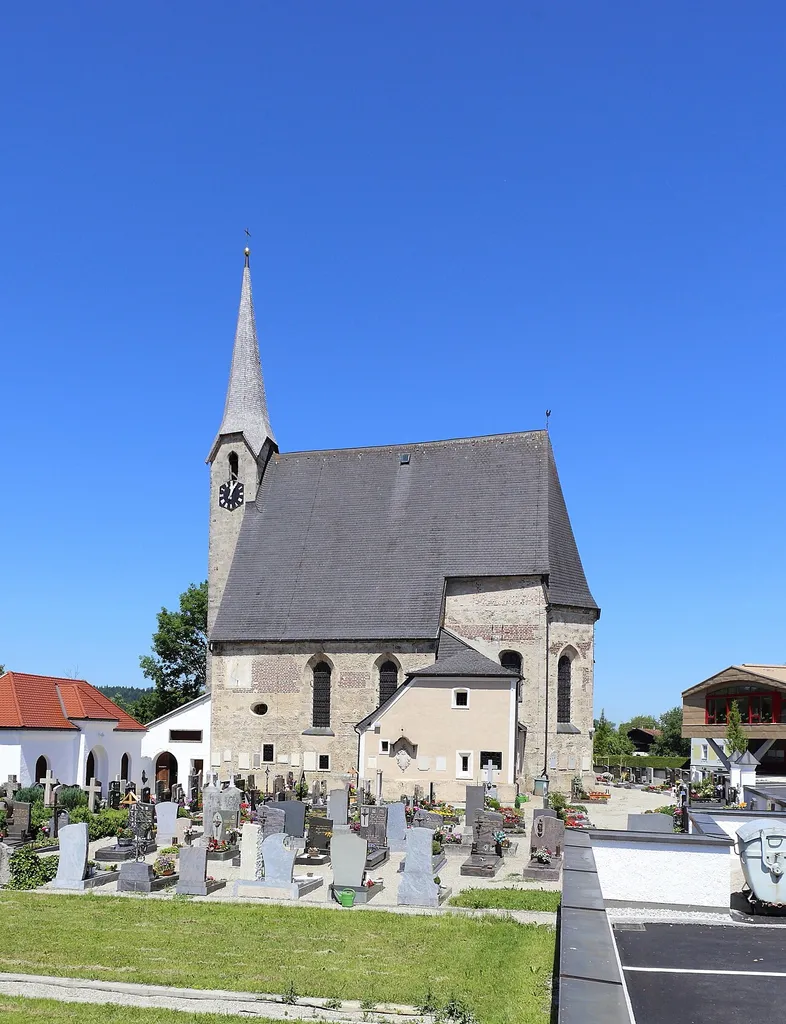 Südansicht der katholischen Pfarrkirche hl. Johannes in der oberösterreichischen Gemeinde Pfaffstätt. Eine gotische Kirche, die im Inneren barockisiert wurde.