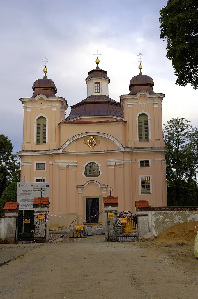 Cieszków, ul. Waryńskiego - dawny kościół dworski, obecnie parafialny pw. Wniebowzięcia NMP, widok od frontu (zabytek nr A/1323/1019 z 13.01.1964)